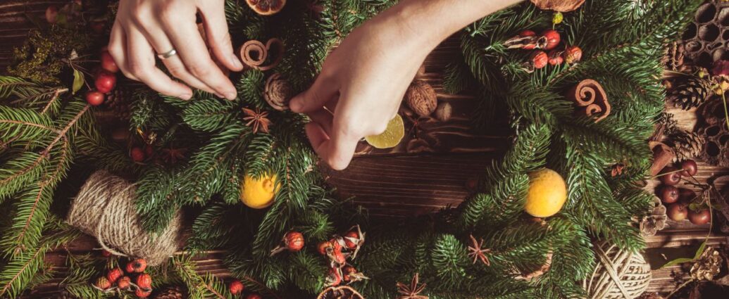 Przygotowanie świątecznego wianka na drzwi z naturalnymi dekoracjami z szyszek i suszonych owoców