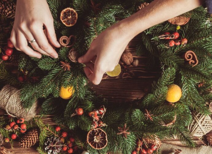 Przygotowanie świątecznego wianka na drzwi z naturalnymi dekoracjami z szyszek i suszonych owoców