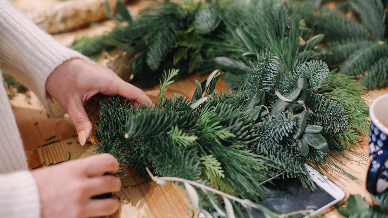 Oplatanie podstawy wianka na drzwi gałązkami iglaków