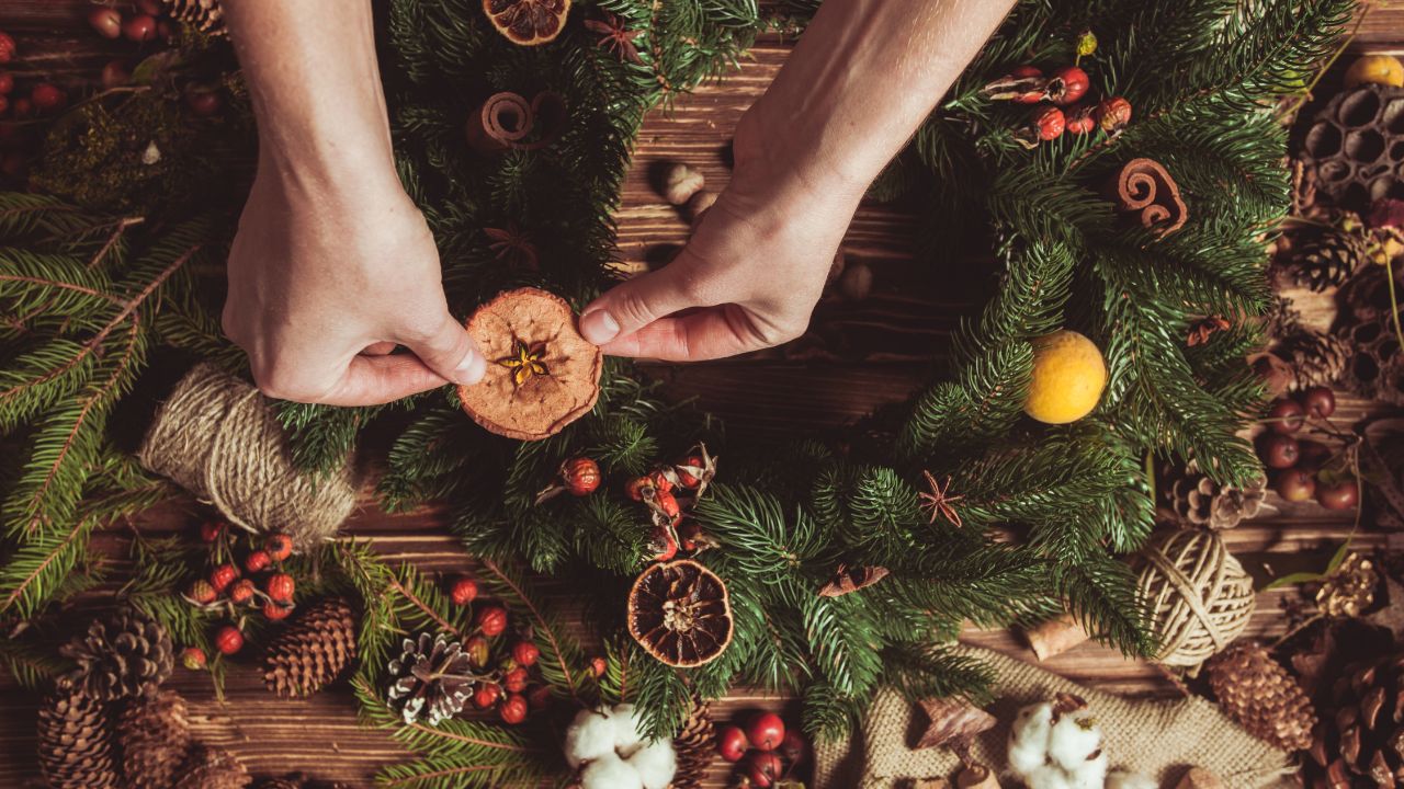 Dekorowanie bożonarodzeniowego wianka na drzwi suszonymi owocami