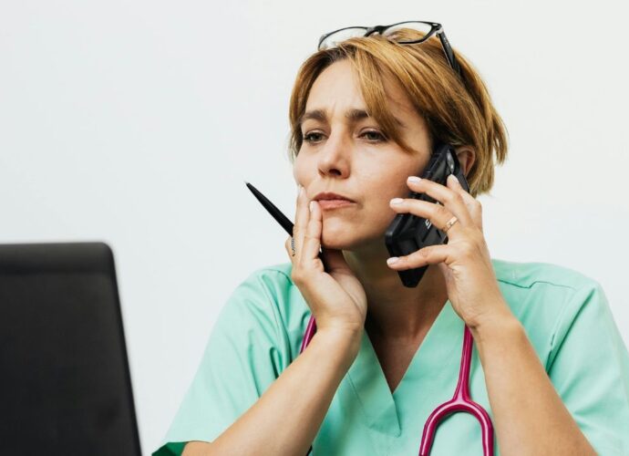 Lekarka wystawia e-receptę