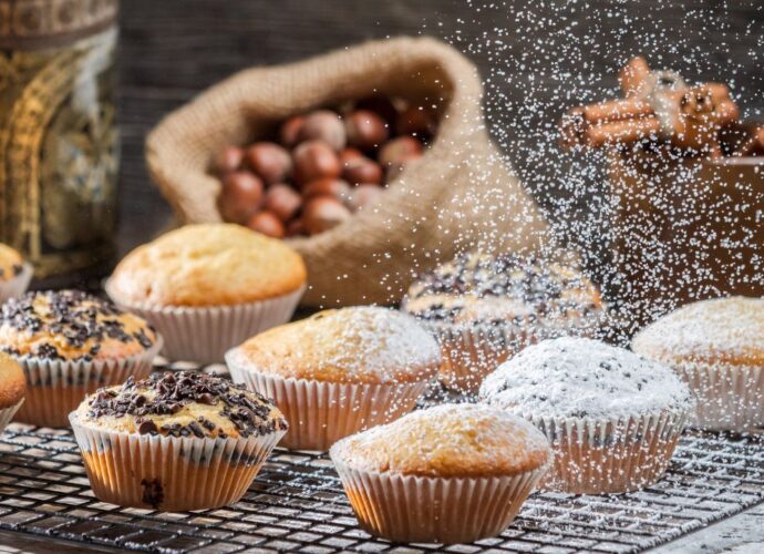 Słodkie wypieki posypywane białym cukrem