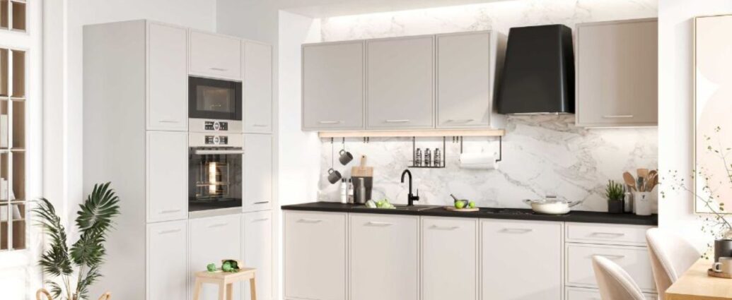 Białą kuchnia z meblami zaprojektowanymi na wymiar