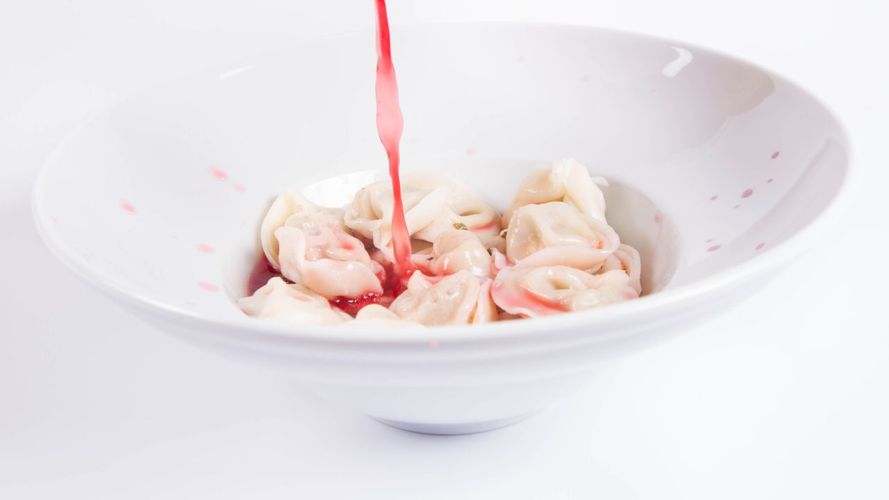 Nieumiejętne nalewanie czerwonego barszczu może spowodować plamy na obrusie