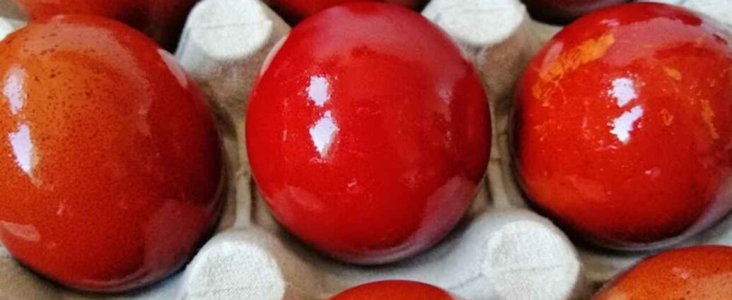 Pisanki zafarbowane w naturalnym barwniku - łusakch z cebuli