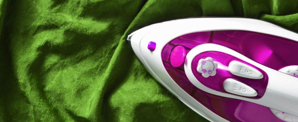 Prasowanie zielnego jedwabiu żelazkiem