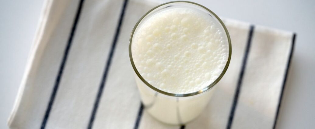 Serwatka w szklance. Co to jest serwatka i jakie ma właściwości