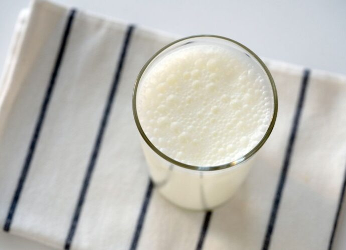 Serwatka w szklance. Co to jest serwatka i jakie ma właściwości