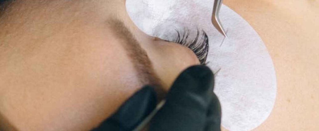 Uzupełnianie rzęs. Jak dbać o przedłużone rzęsy?