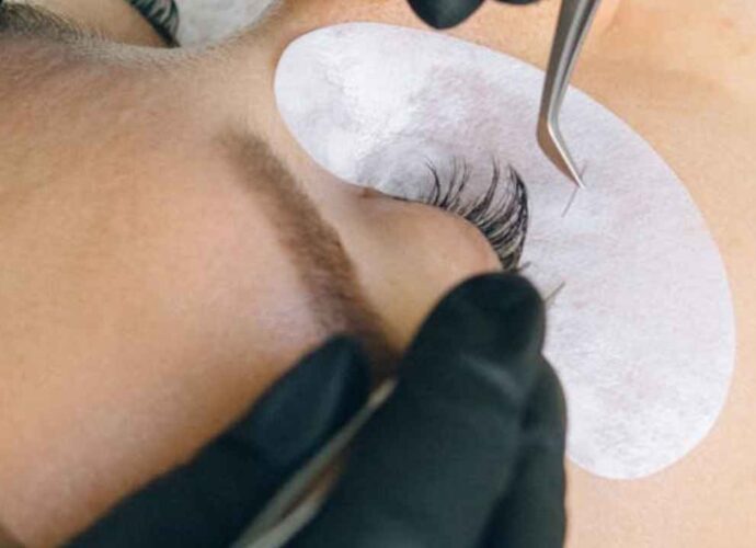 Uzupełnianie rzęs. Jak dbać o przedłużone rzęsy?