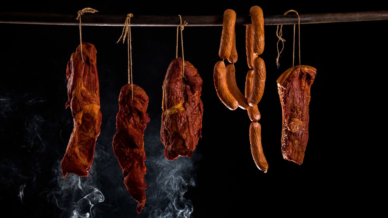 Wędzenie wędlin w wędzarni