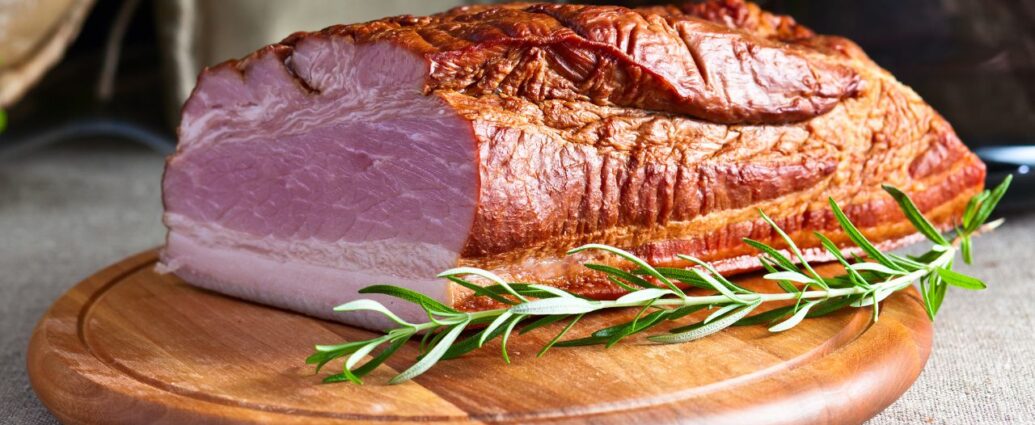 Wędzony boczek gotowany. Przy jego parzeniu powstaje wywar na wędzonce