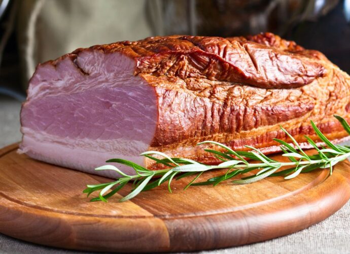 Wędzony boczek gotowany. Przy jego parzeniu powstaje wywar na wędzonce