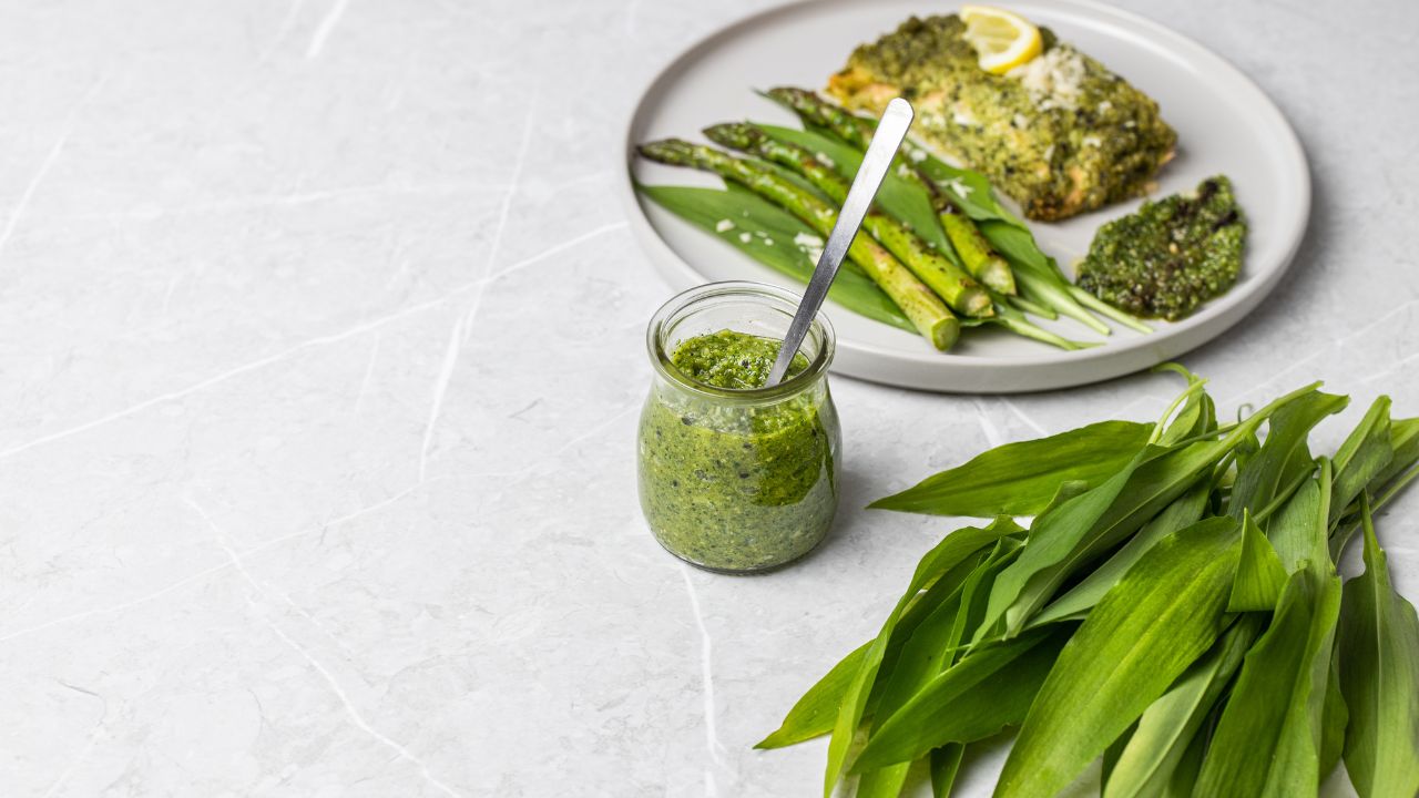 Pesto z czosnku niedźwiedziego w słoiczku