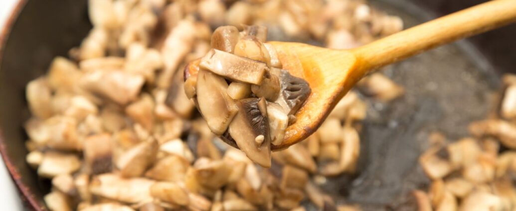 Grzyby duszone na patelni z dodatkiem przypraw