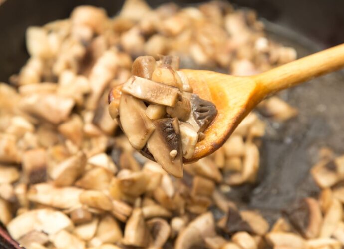 Grzyby duszone na patelni z dodatkiem przypraw