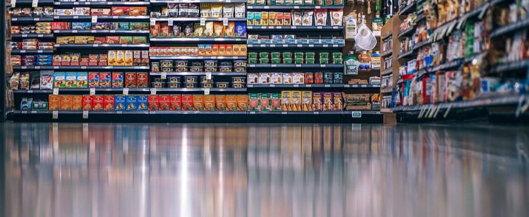 Regał w sklepie wypełniony produktami spożywczymi