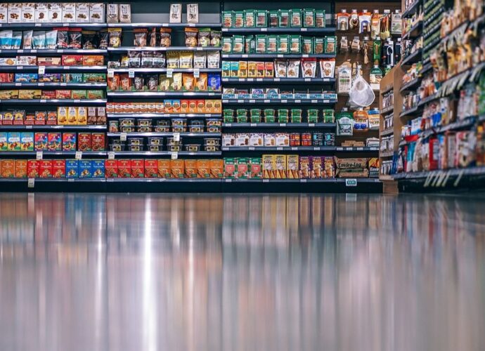 Regał w sklepie wypełniony produktami spożywczymi
