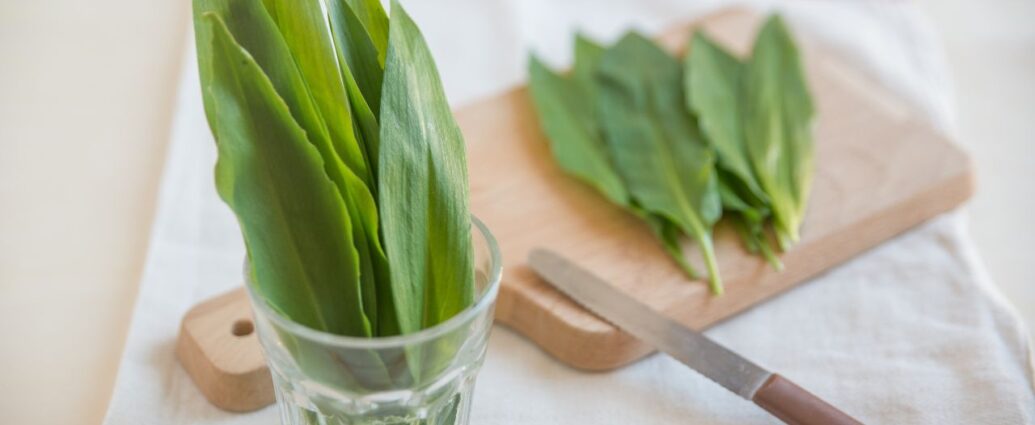 Przechowywanie czosnku niedźwiedziego - liście w szklance z wodą