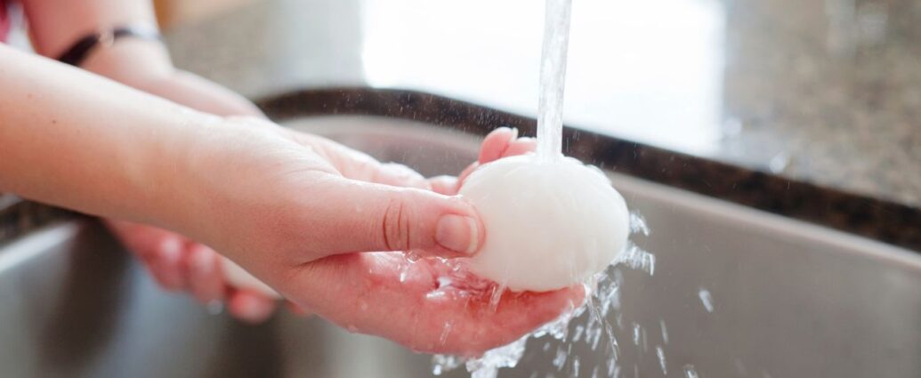 Mycie jajek. Czy trzeba myć jajka przed spożyciem?