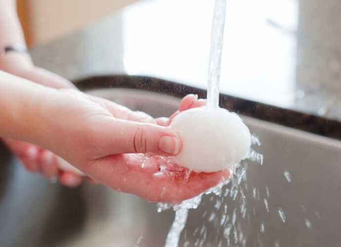 Mycie jajek. Czy trzeba myć jajka przed spożyciem?