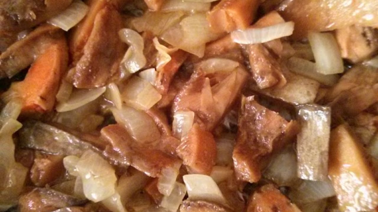 Duszone rydze z cebulą