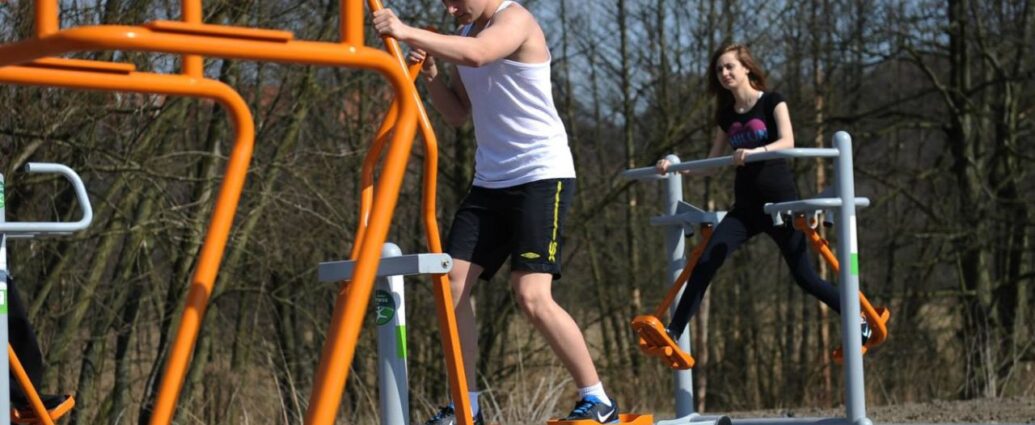 Mężczyzna ćwiczy na siłowni zewnętrznej