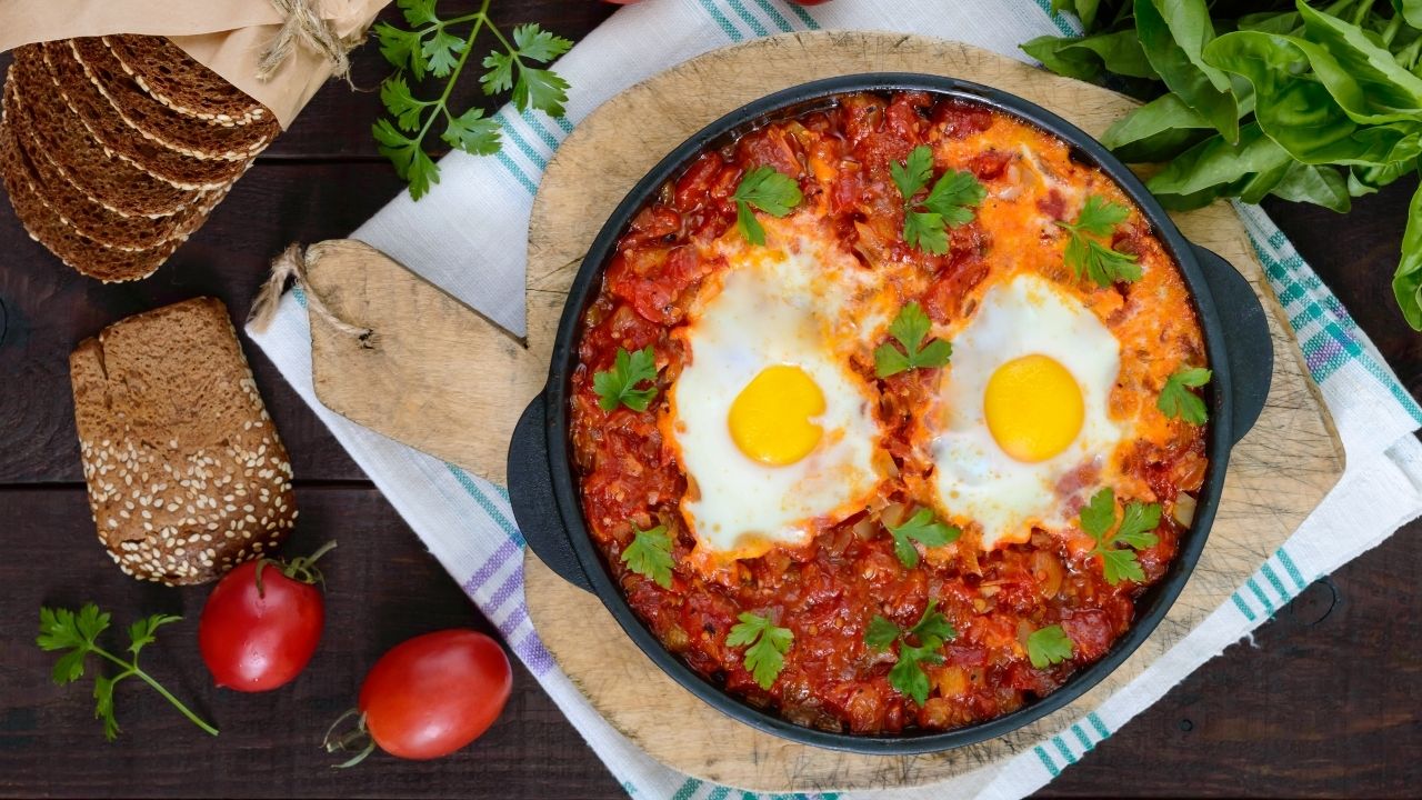 Szakszuka, czyli jajka w pomidorach