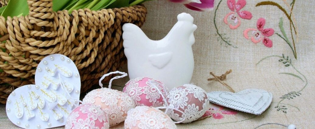 Wielkanocna dekoracja z wydmuszkami ozdobionymi koronką