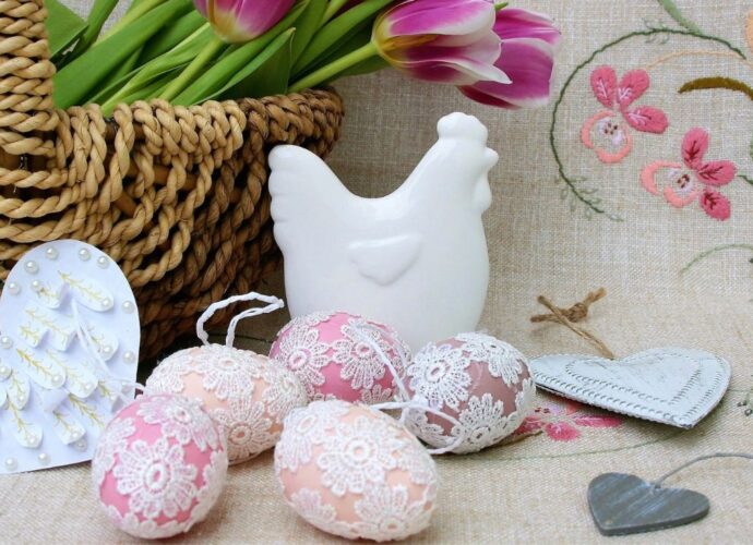 Wielkanocna dekoracja z wydmuszkami ozdobionymi koronką