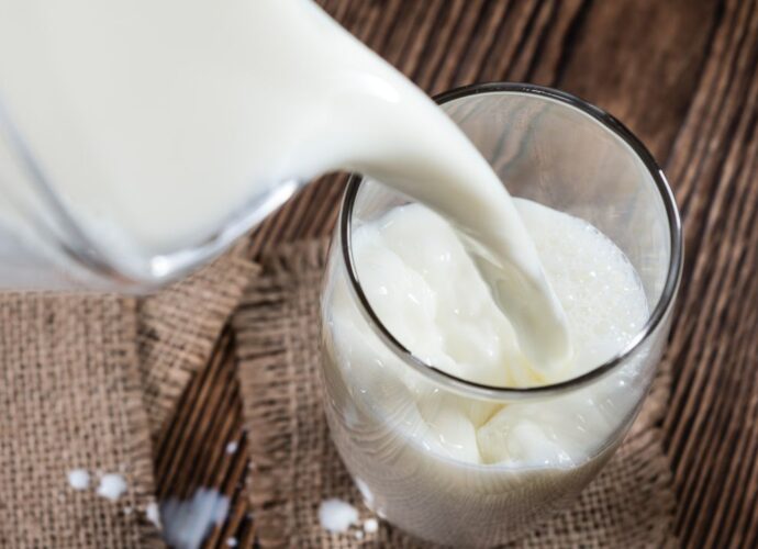 Świeże mleko wlewane do szklanki