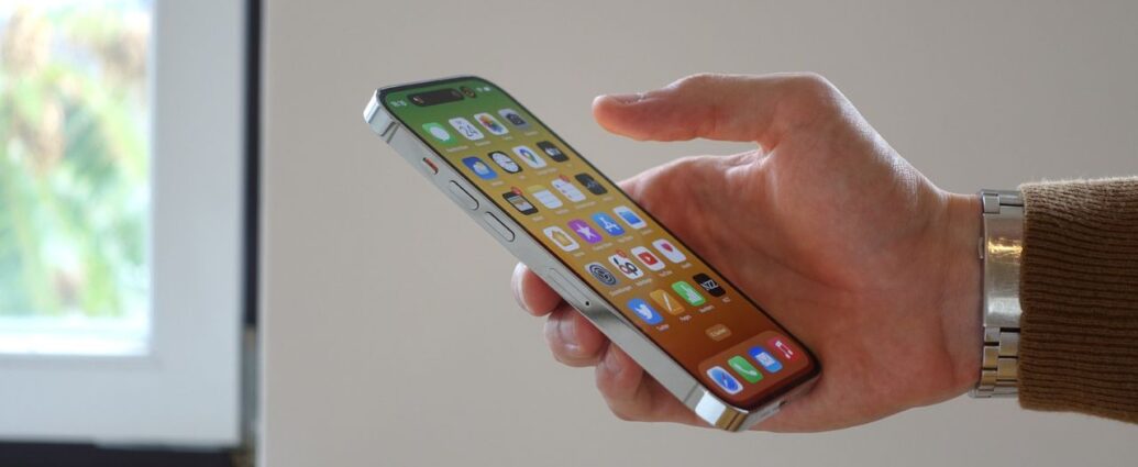 Smartphone zabezpieczony folią ochronną