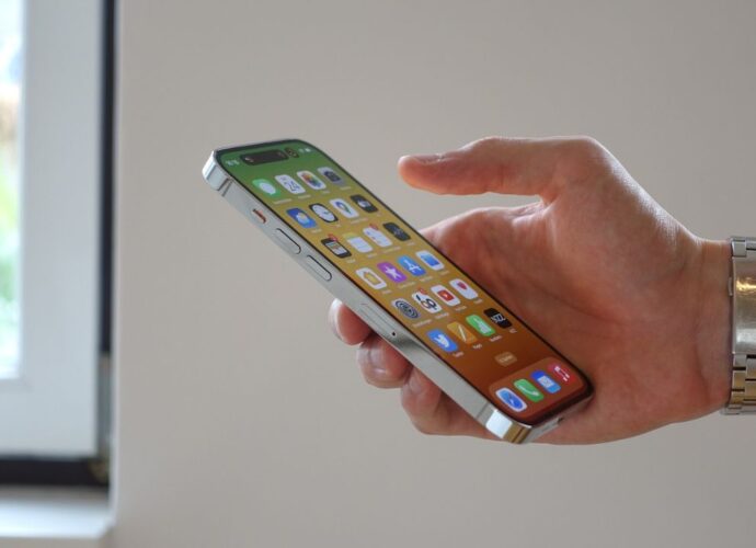 Smartphone zabezpieczony folią ochronną