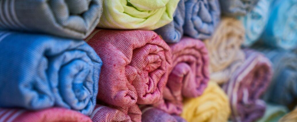 Kolorowe tkaniny w belach