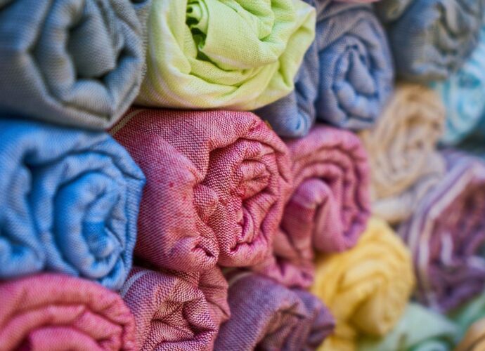 Kolorowe tkaniny w belach