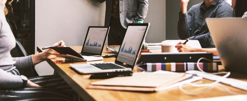 Praca przy tradycyjnym biurku