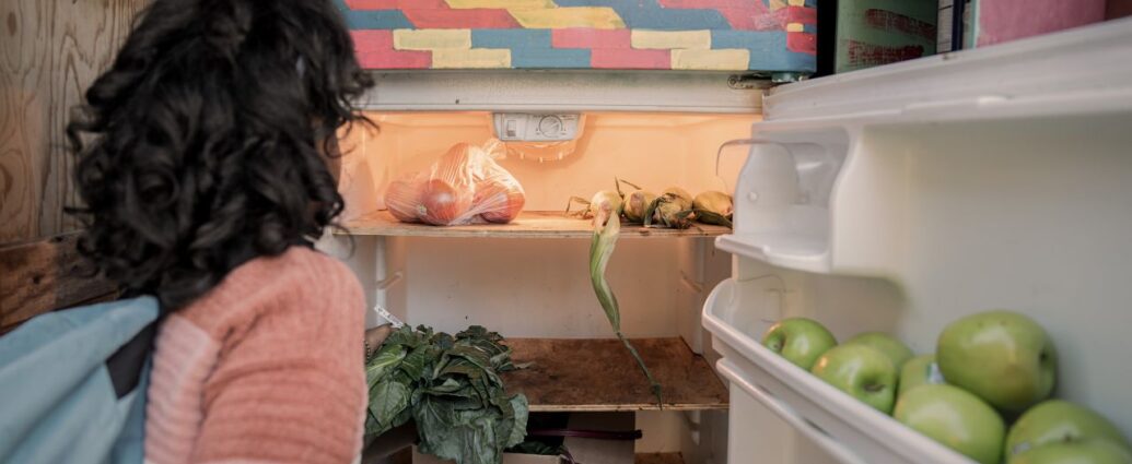 Jadłodzielnia - lodówka z jedzeniem, które można sobie zabrać i wykorzystać