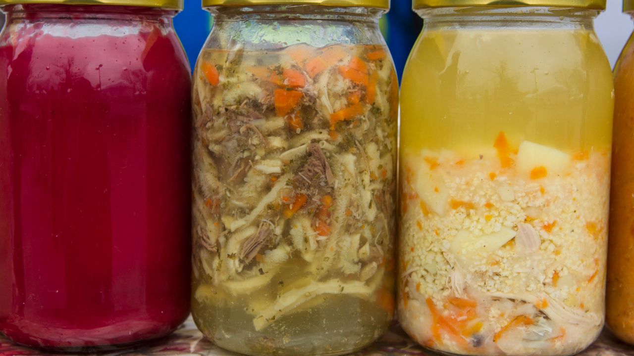 Zupy w słoikach, które możemy oddać do jadłodzielni