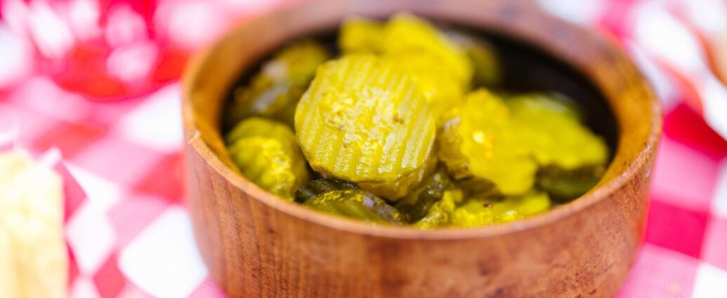 Pokrojone ogórki małosolne w miseczce