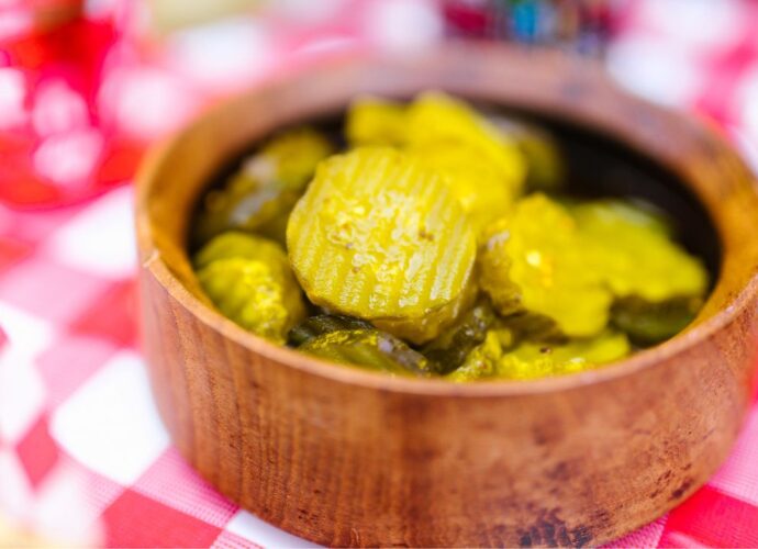 Pokrojone ogórki małosolne w miseczce