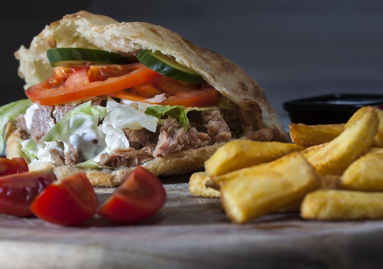 Kebab z dodatkiem ogórka małosolnego