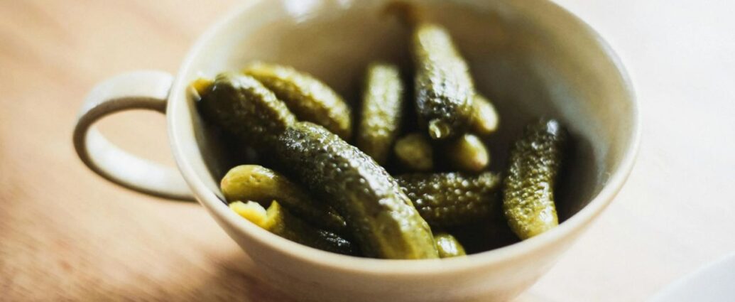 Ogórki małosolne w misce. Do czego pasują ogórki małosolne?