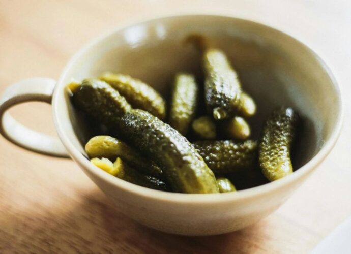 Ogórki małosolne w misce. Do czego pasują ogórki małosolne?