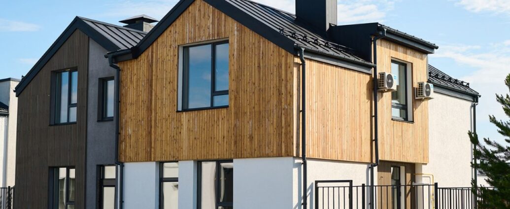 Nowoczesny dom z drewnianą elewacją
