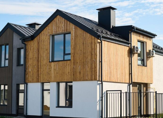 Nowoczesny dom z drewnianą elewacją