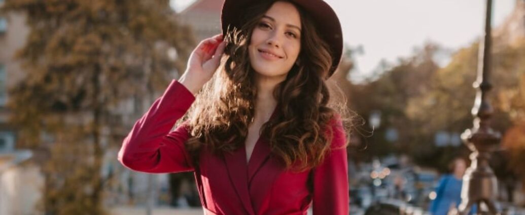 Kobieta w czerwonym komplecie i kapeluszu