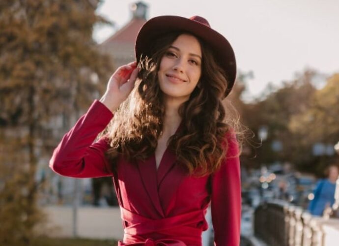 Kobieta w czerwonym komplecie i kapeluszu