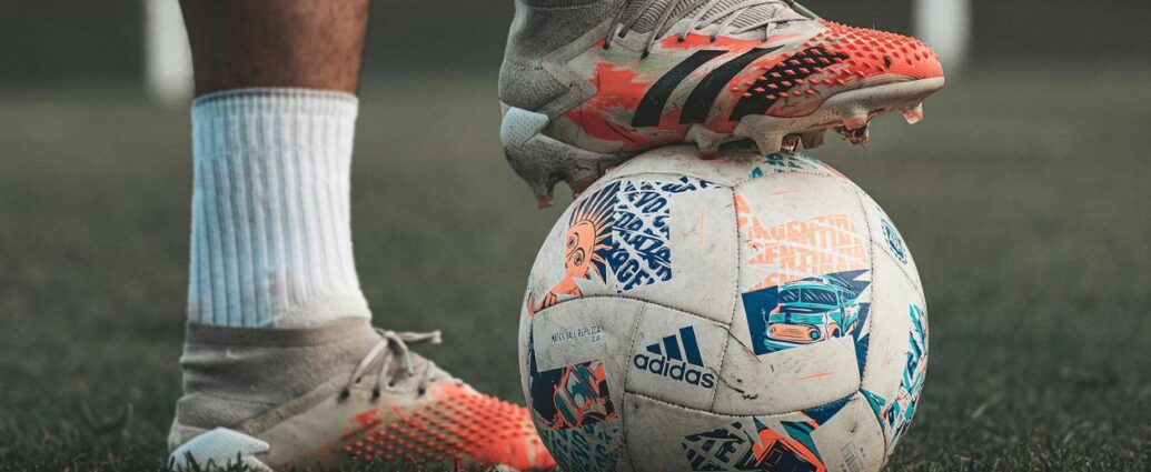 Profesjonalne akcesoria piłakarski - korki oraz piłka Adidas