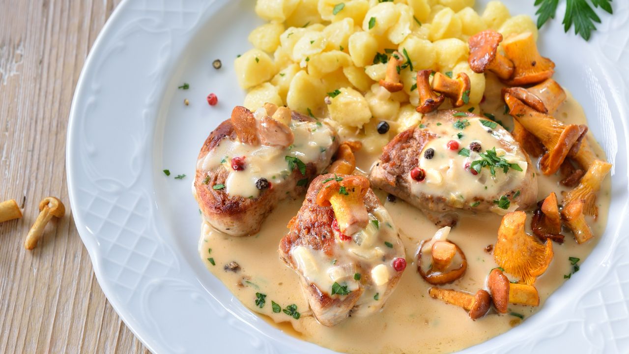 Eskalopki w sosie kurkowym z kolorowym pieprzem / Fot. Canva.com