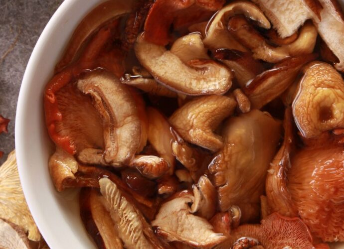 Gotowane grzyby, idealne do przygotowania wywaru grzybowego